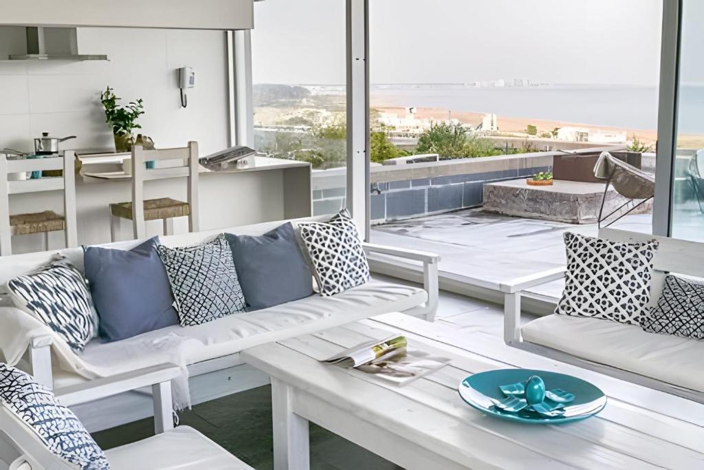 プンタ・デル・エステにあるSierra Ballena 2の白い家具付きのリビングルームが備わり、海の景色を望めます。