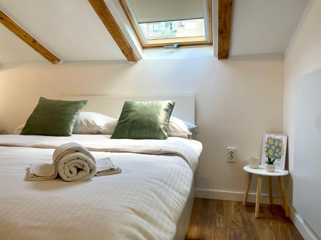 Ένα ή περισσότερα κρεβάτια σε δωμάτιο στο Courtyard En Suite URBAN STAY