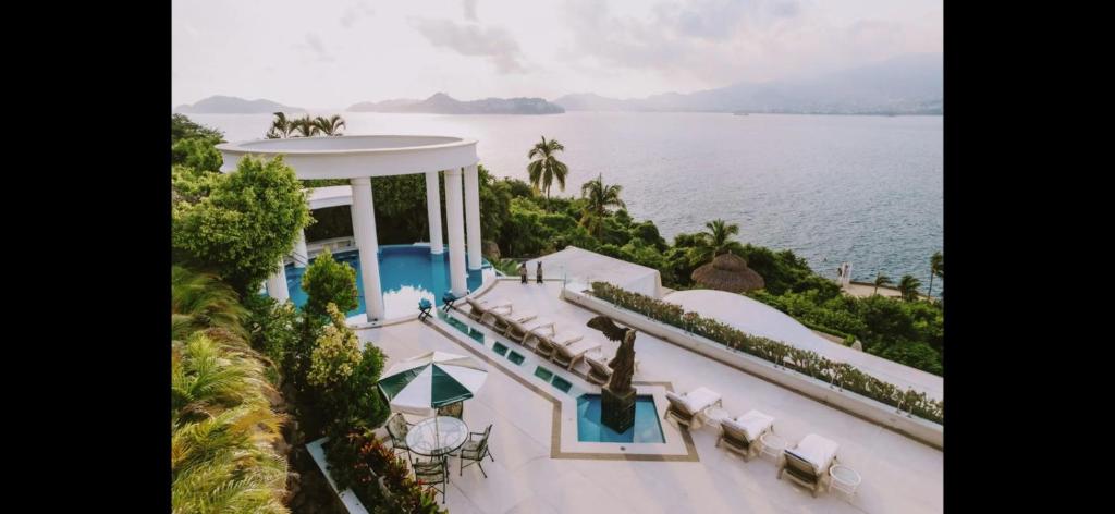 an aerial view of a resort with a swimming pool at Las Brisas Villa Vanetiz in Acapulco