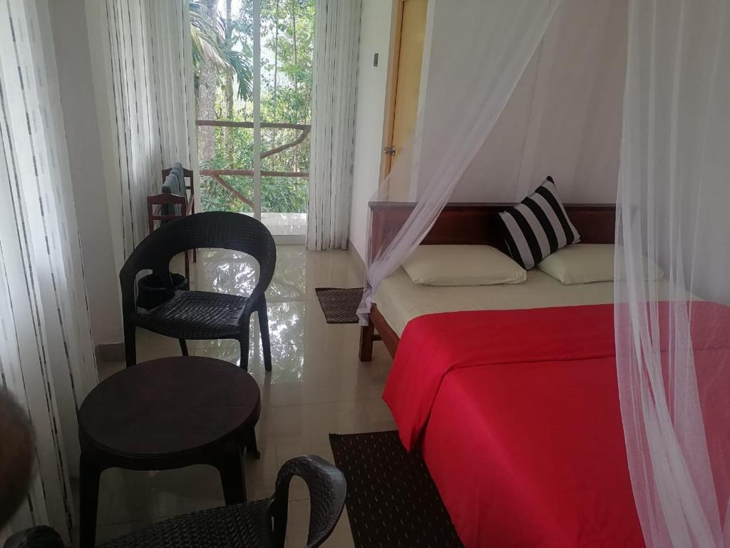 Postel nebo postele na pokoji v ubytování Isuru Homestay