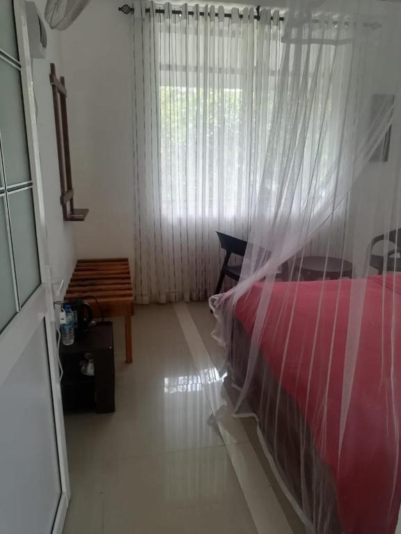 Postel nebo postele na pokoji v ubytování Isuru Homestay