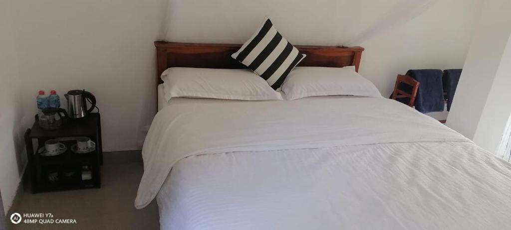 Postel nebo postele na pokoji v ubytování Isuru Homestay