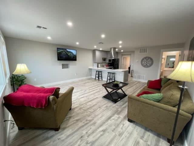 Posezení v ubytování A brand new modern 2 bedroom upstairs apartment