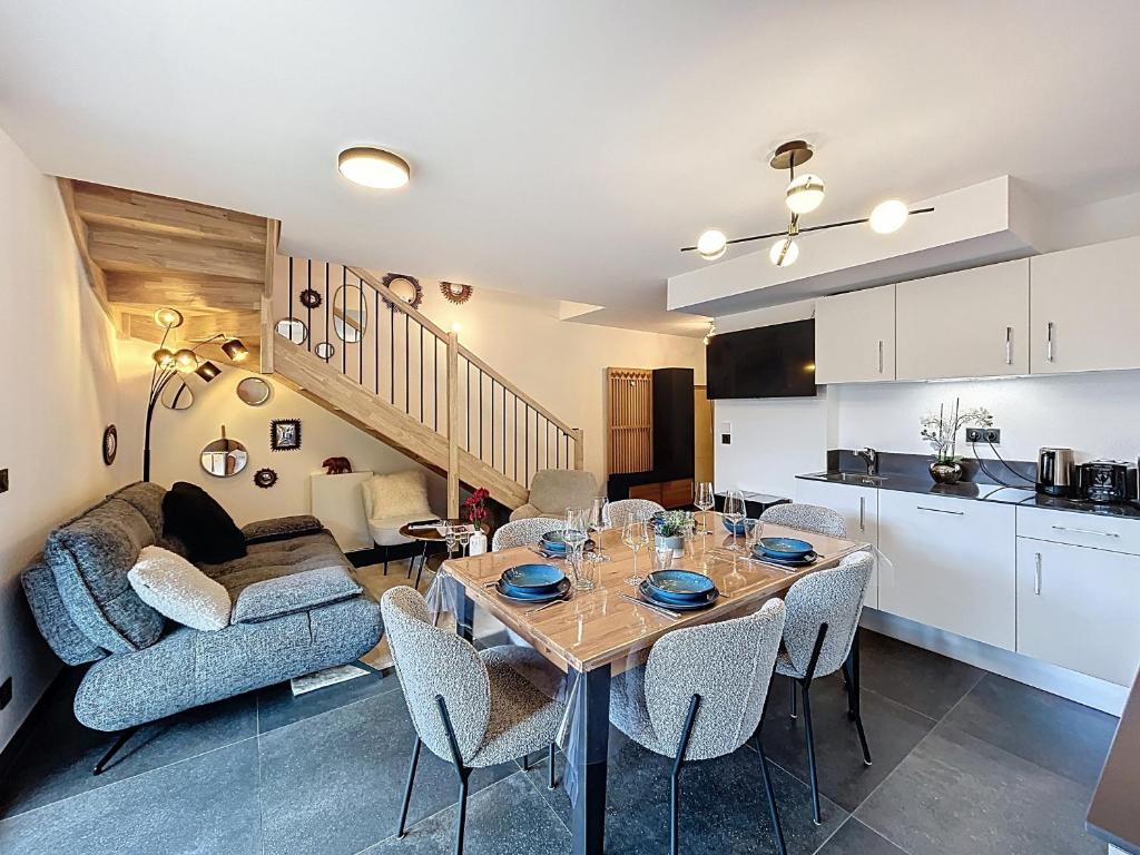 une cuisine et un salon avec une table et des chaises dans l'établissement Appartement neuf 2 chambres près des pistes à Combloux avec parking - FR-1-560-158, à Combloux
