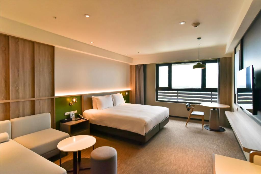 Μια τηλεόραση ή/και κέντρο ψυχαγωγίας στο Holiday Inn Taoyuan Airport by IHG