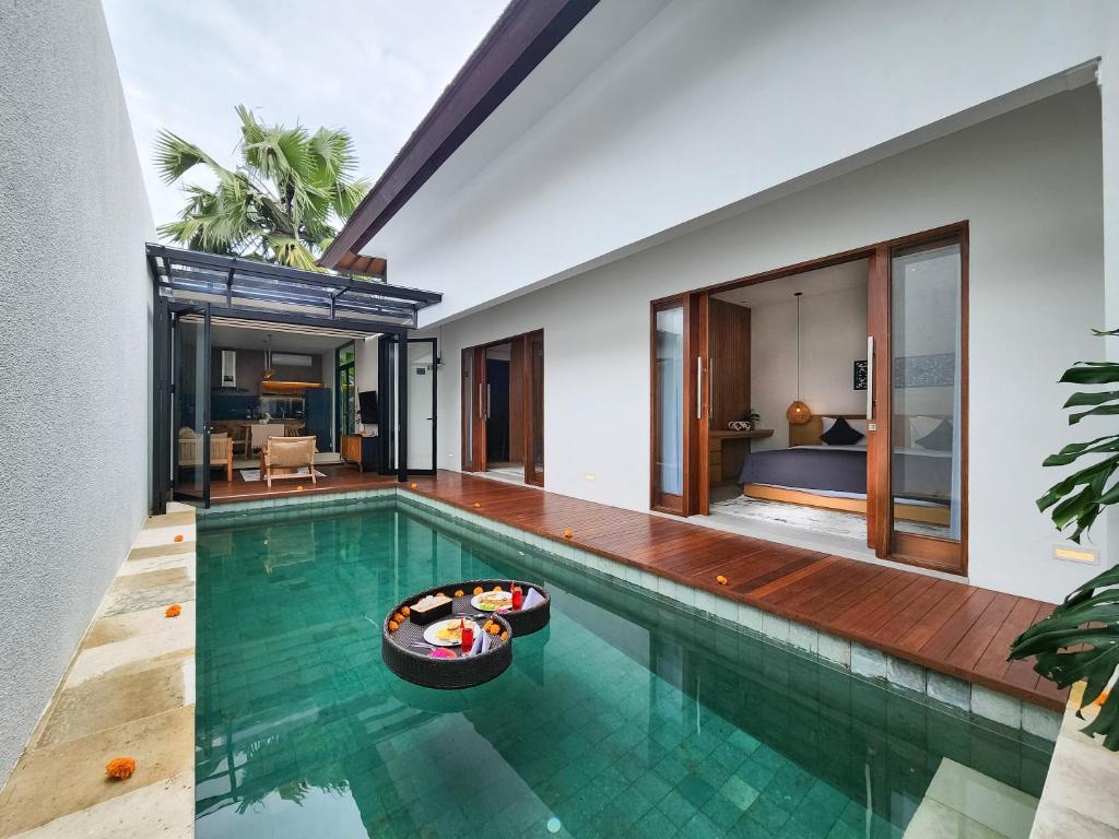 einen Infinity-Pool in einer Villa mit einem Schlafzimmer in der Unterkunft Silk Umalas by Nagisa Bali in Kerobokan