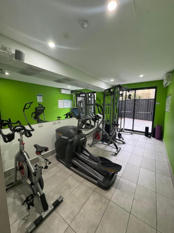 Fitness centrum a/nebo fitness zařízení v ubytování Value Suites Green Square