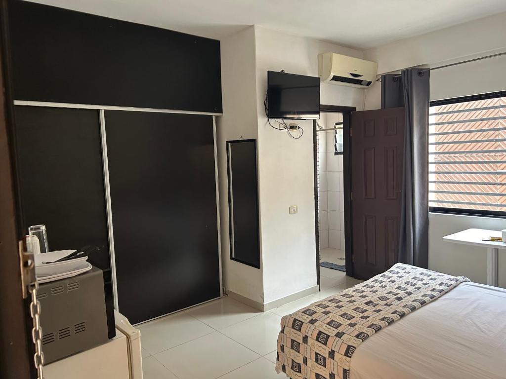 a bedroom with a bed and a sliding glass door at X5 Condominio - Diagonal a Fexpocruz in Santa Cruz de la Sierra