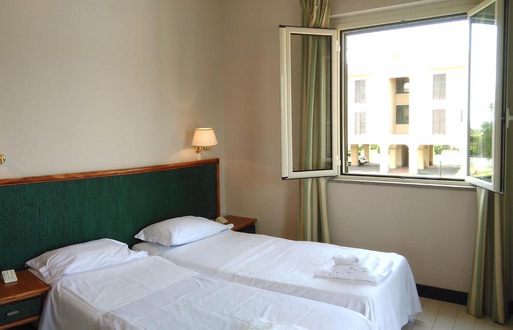 Postel nebo postele na pokoji v ubytování Hotel Baia Del Sole