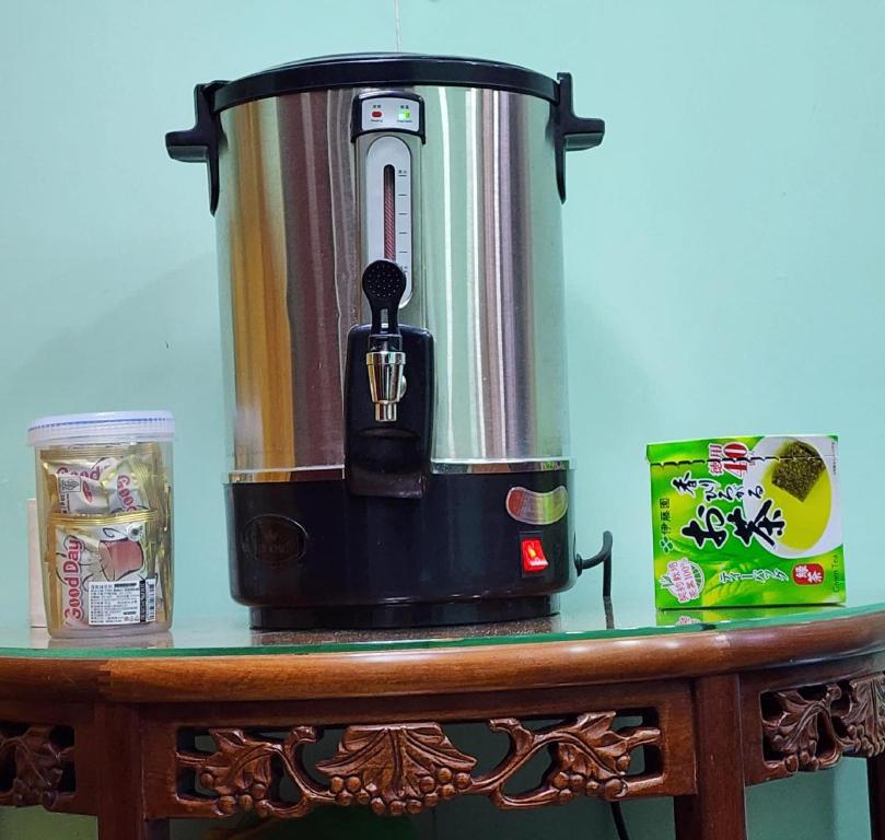 Příslušenství pro přípravu čaje a kávy v ubytování KK HOTEL -Hostel RECEPTION 10TH FLOOR BLOCK D CHUNG KING MANSION 40NATHAN ROAD TSIM SHA TSUI