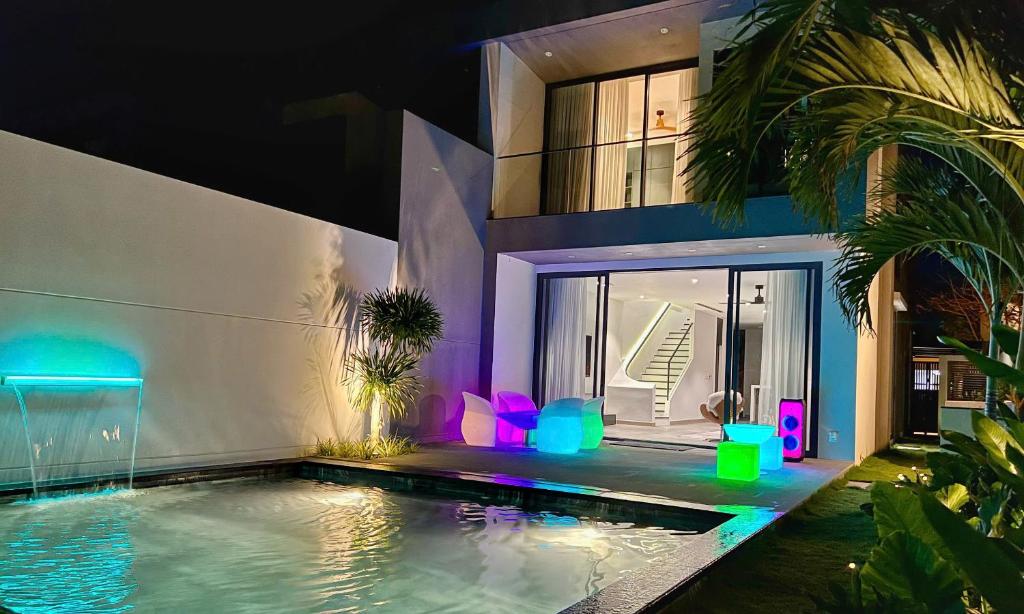 una casa con piscina delante de una casa en Villa 94 3PN Sanctuary Ho Tram Resort, en Ho Tram