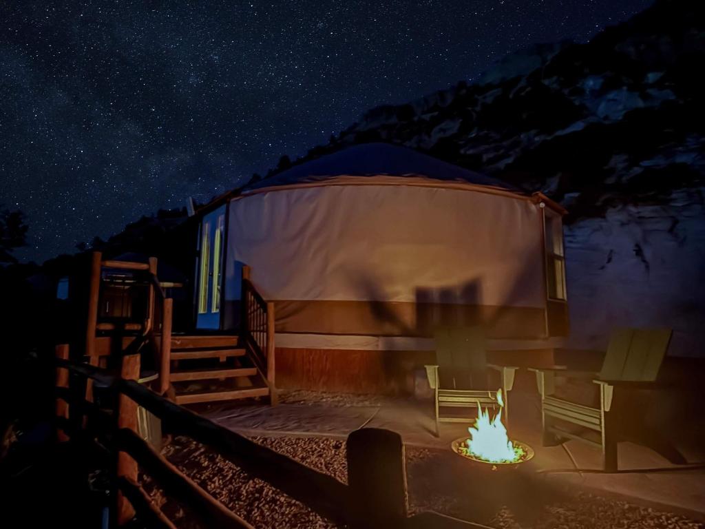 Fotografie z fotogalerie ubytování Yurt Overlook #7 with AC and Private Bath 2 Kings v destinaci Orderville