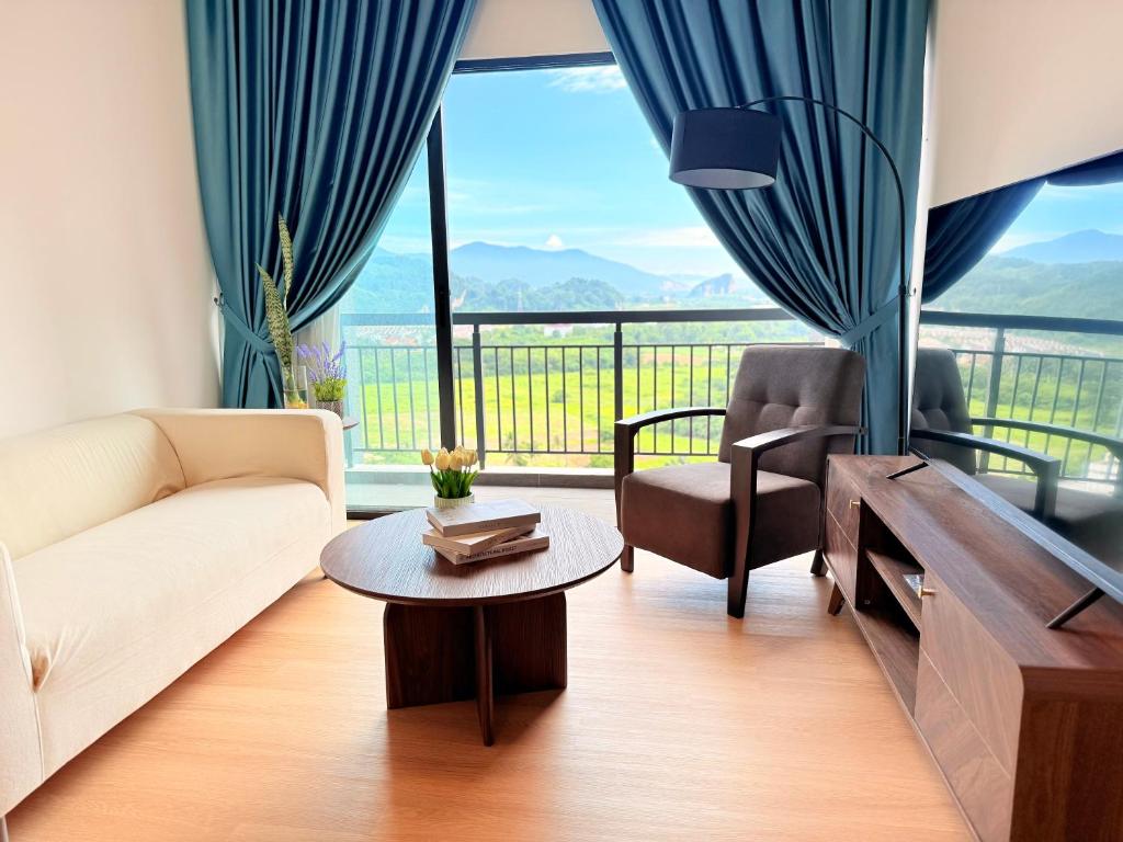 una sala de estar con un sofá y una mesa en The Horizon Retreat, en Ipoh