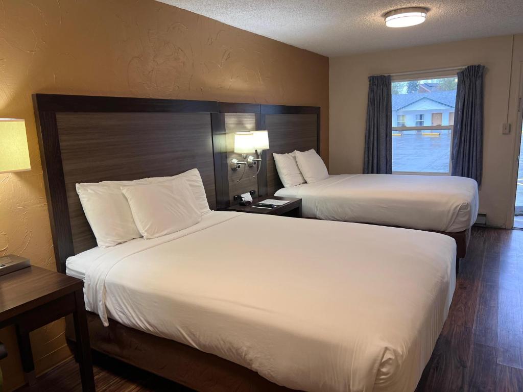 Postel nebo postele na pokoji v ubytování Sunrise Motor Inn