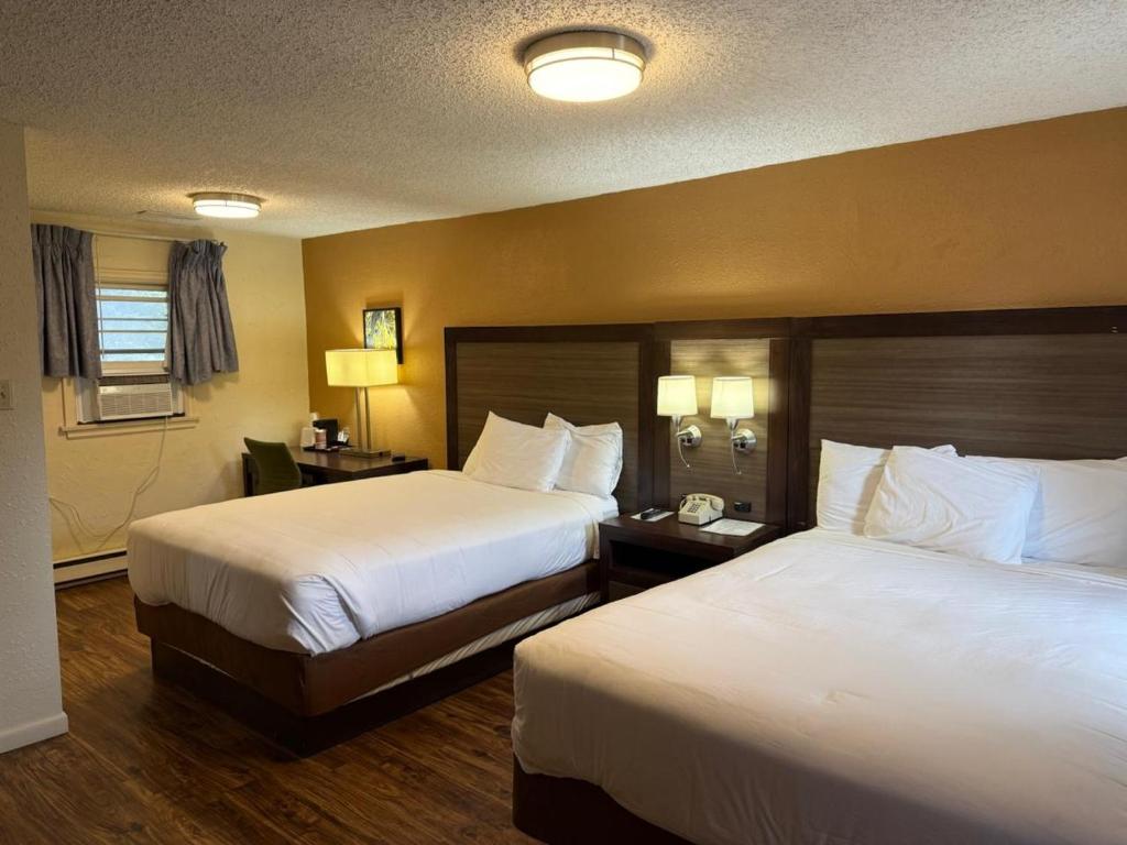 Postel nebo postele na pokoji v ubytování Sunrise Motor Inn