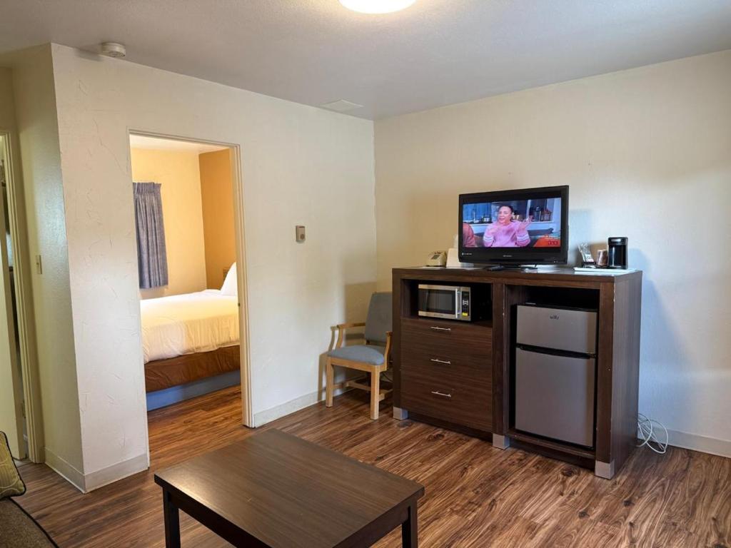 TV a/nebo společenská místnost v ubytování Sunrise Motor Inn
