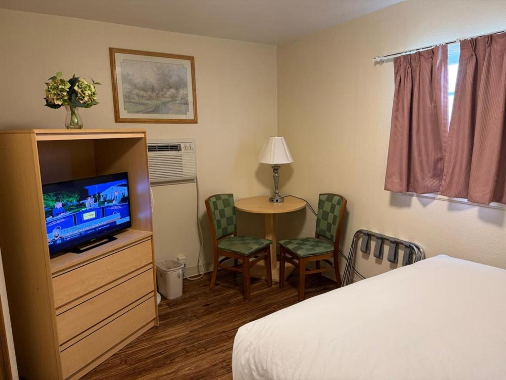 TV a/nebo společenská místnost v ubytování Sunrise Motor Inn