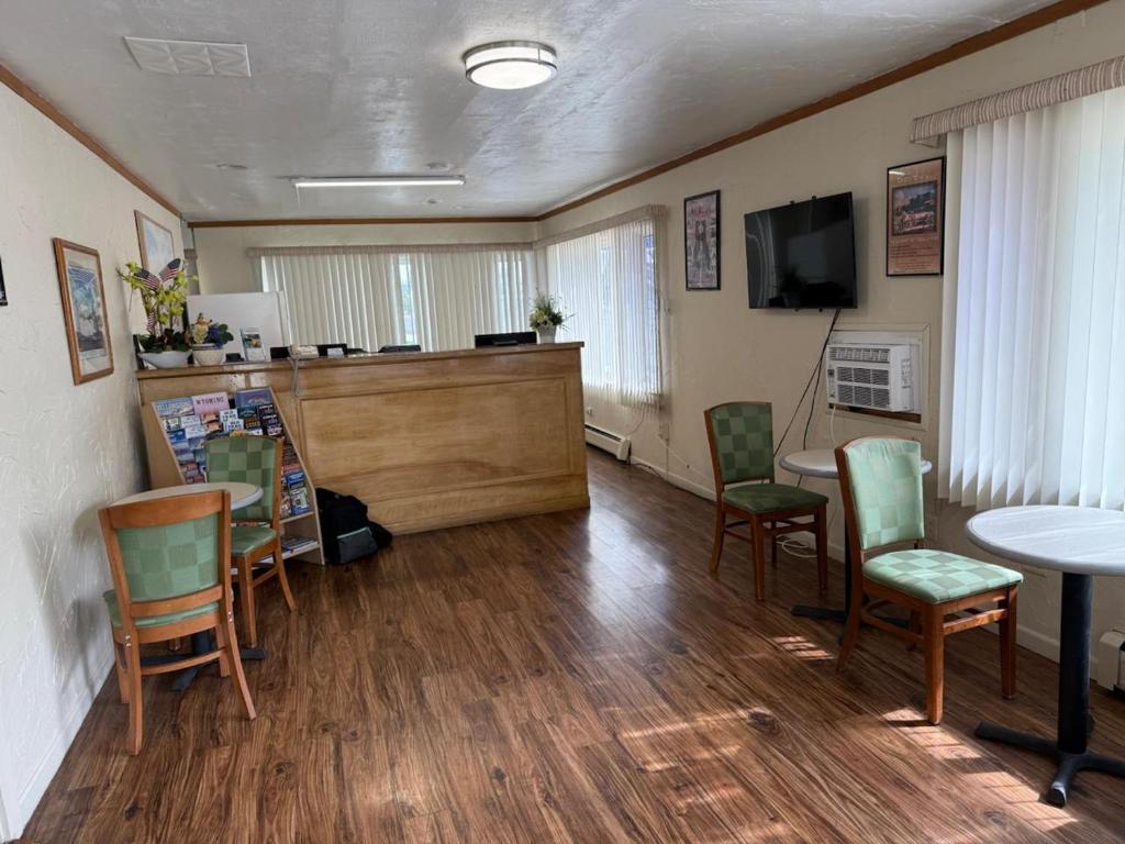 TV a/nebo společenská místnost v ubytování Sunrise Motor Inn