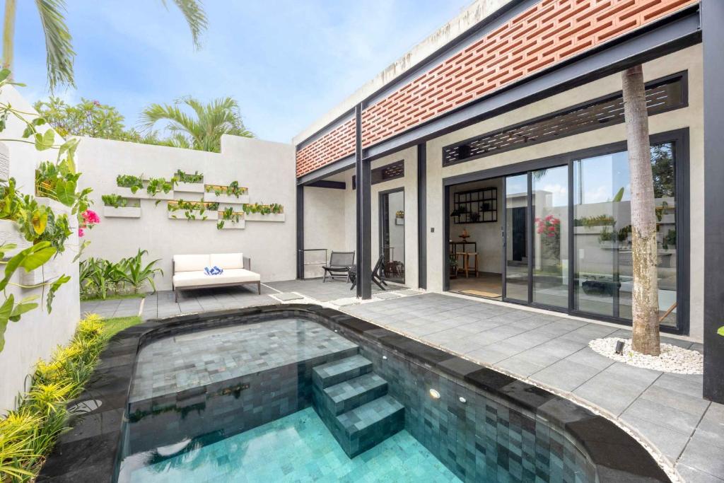 Photo inspiration: Picture Idea: New Modern Industrial Luxe Romantic 1Br Villa With Ac Living