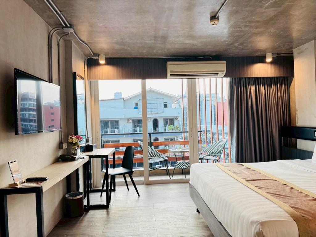 Postel nebo postele na pokoji v ubytování Aspira Central Patong