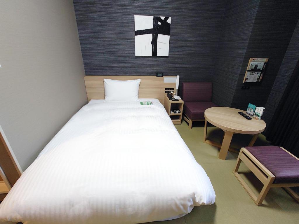 Postel nebo postele na pokoji v ubytování Hotel Route Inn Matsue