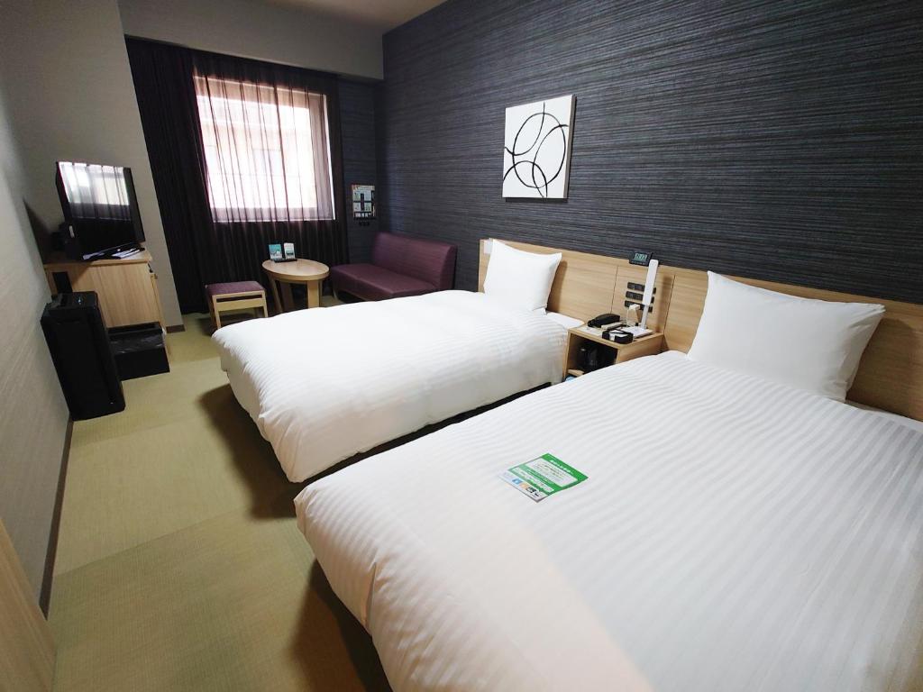 Postel nebo postele na pokoji v ubytování Hotel Route Inn Matsue