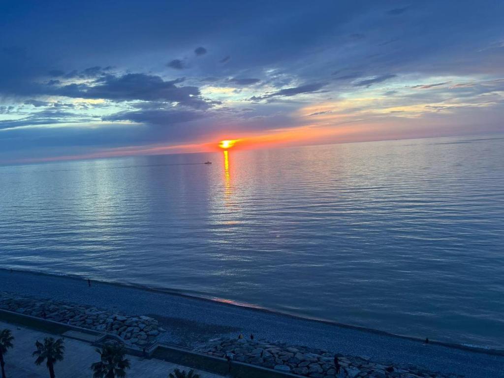 バトゥミにあるBlacksea apartamentの海水浴場での夕日