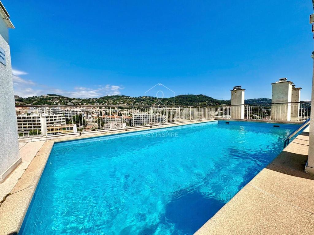 - une piscine sur le balcon d'un bâtiment dans l'établissement Le Beauséjour, studio with pool, parking, air conditioning, au Cannet