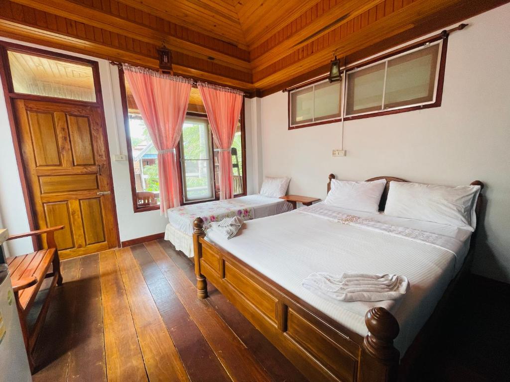 Postel nebo postele na pokoji v ubytování Big Fish Resort Koh Tao