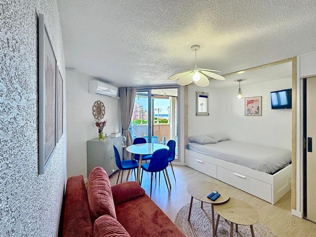 une chambre avec un lit, un canapé et une table dans l'établissement Studio cosy vue mer, au Barcarès