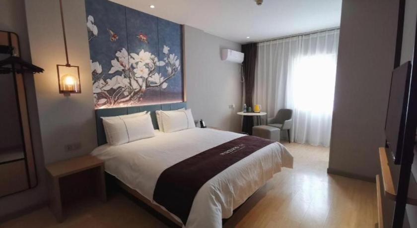 Postel nebo postele na pokoji v ubytování Jinjiang Inn Tianjin Station Jinwan Square