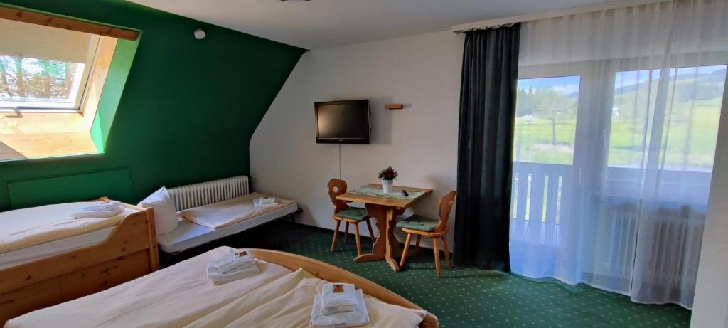 Landgasthaus Backhof-Helmle - Family Room With Balcony