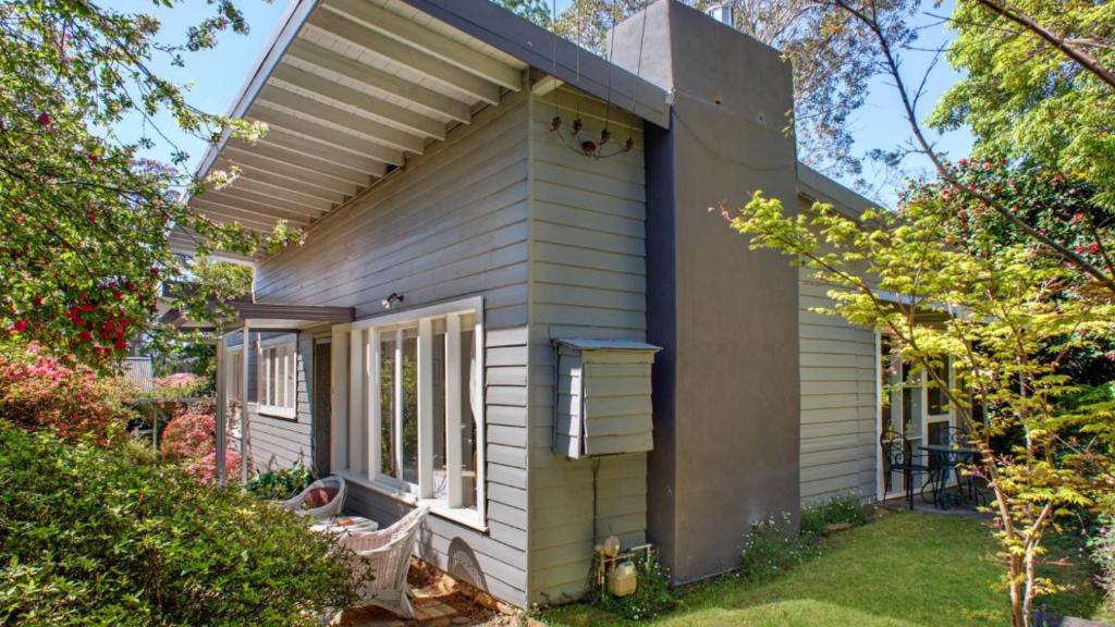 Casa blanca pequeña con porche en Crabapple Southside Mountain Cottage Pet Friendly, en Wentworth Falls