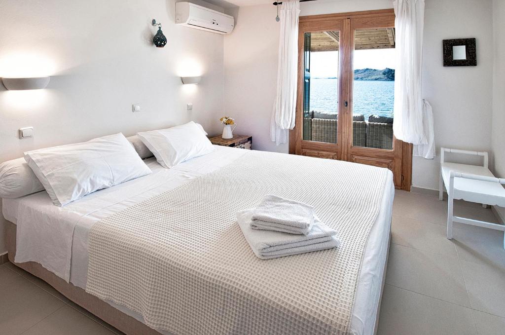 A bed or beds in a room at Birds Bay Resort