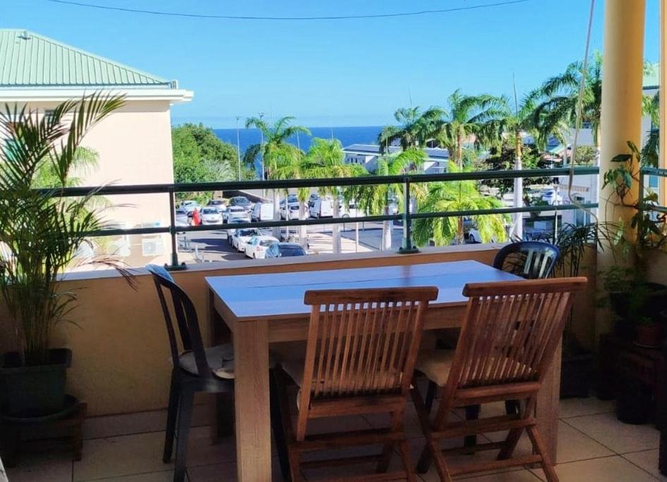 Μπαλκόνι ή βεράντα στο Appt Rêves des sables - vue mer à St-Gilles les bains