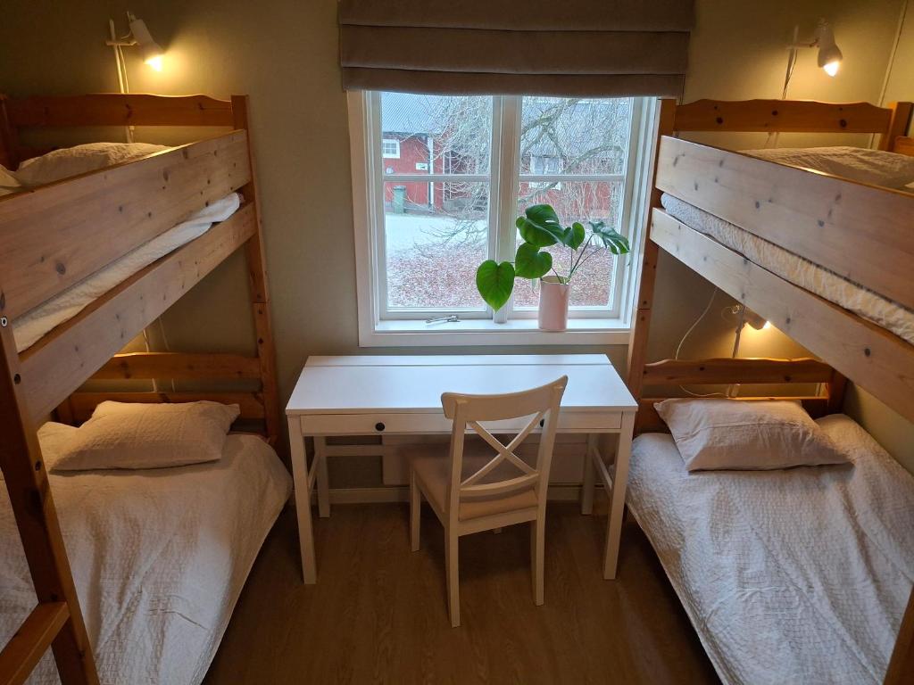Postel nebo postele na pokoji v ubytování Mjölby Vandrarhem