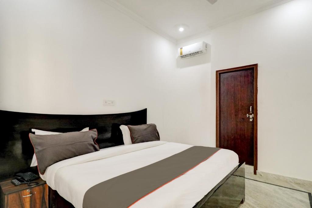 Postel nebo postele na pokoji v ubytování Hotel O BJ Residency