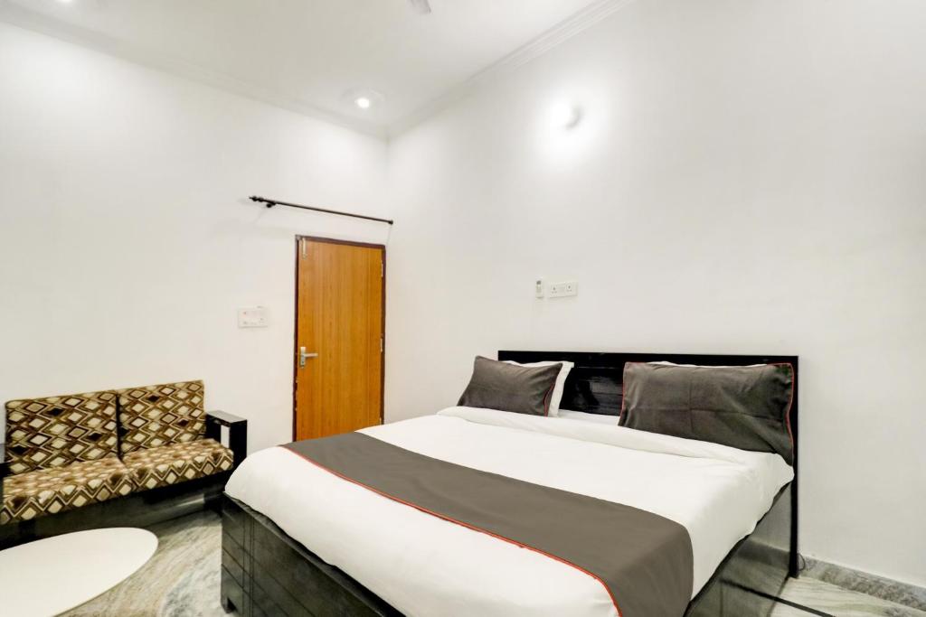 Postel nebo postele na pokoji v ubytování Hotel O BJ Residency