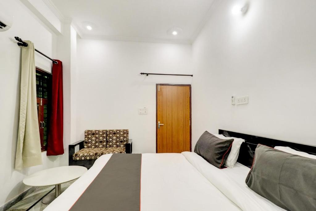 Postel nebo postele na pokoji v ubytování Hotel O BJ Residency