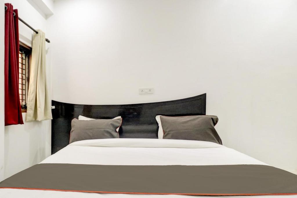 Postel nebo postele na pokoji v ubytování Hotel O BJ Residency