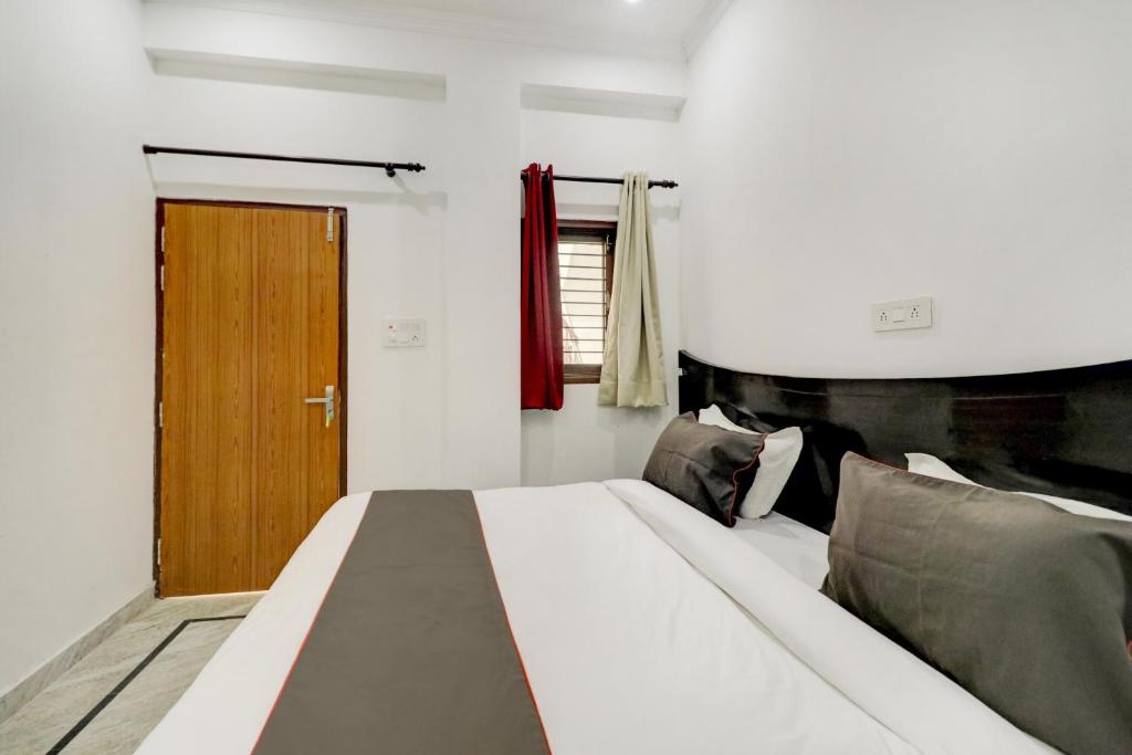 Postel nebo postele na pokoji v ubytování Hotel O BJ Residency