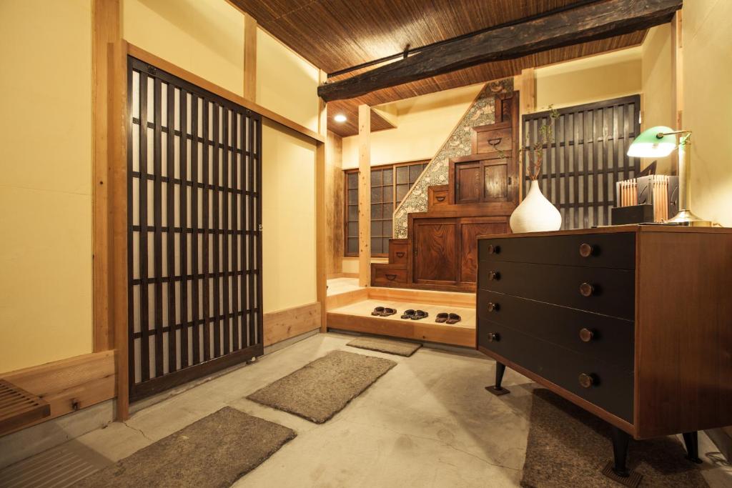 東京にあるAraiya Tokyo -Private Townhouse-のドレッサーと大きな窓が備わる客室です。