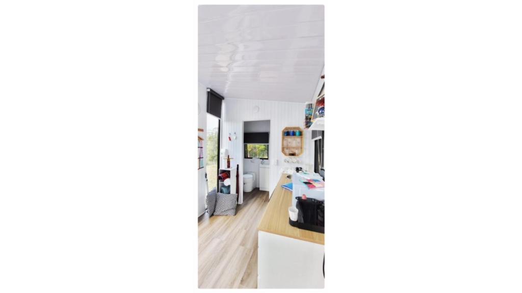Kuchyň nebo kuchyňský kout v ubytování White Jacaranda Tiny House by Tiny Away