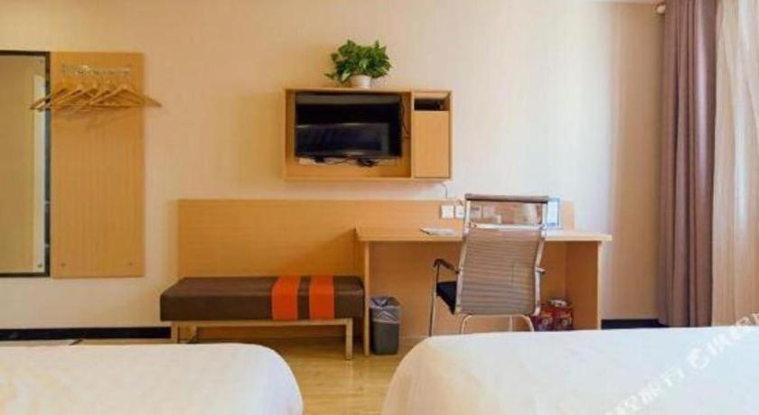 7 Days Premium·Xiamen Airport Xianglu客房内的一张或多张床位