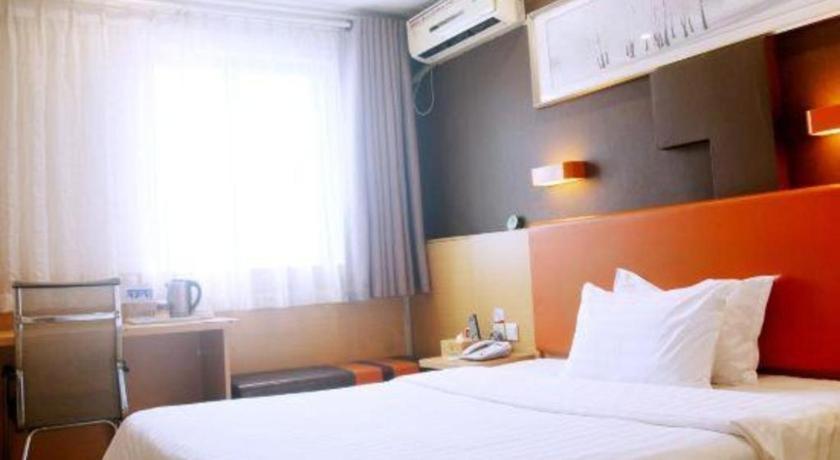 7 Days Premium·Xiamen Airport Xianglu客房内的一张或多张床位