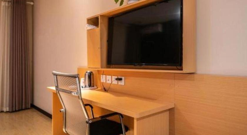 7 Days Premium·Xiamen Airport Xianglu的电视和/或娱乐中心