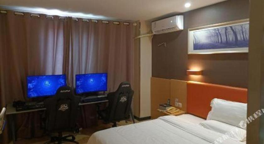 7 Days Premium·Xiamen Airport Xianglu的电视和/或娱乐中心
