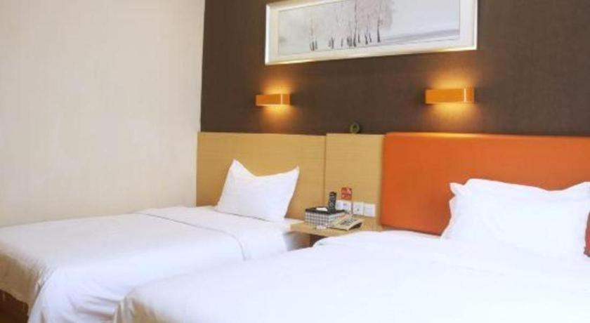 7 Days Premium·Xiamen Airport Xianglu客房内的一张或多张床位