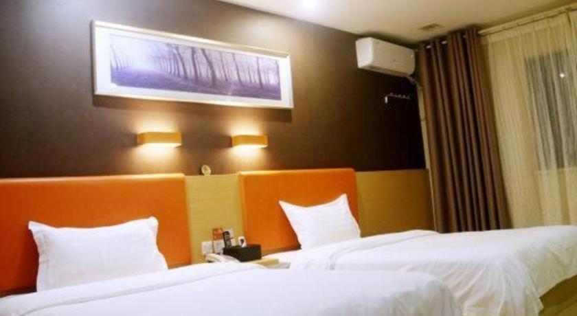 7 Days Premium·Xiamen Airport Xianglu客房内的一张或多张床位