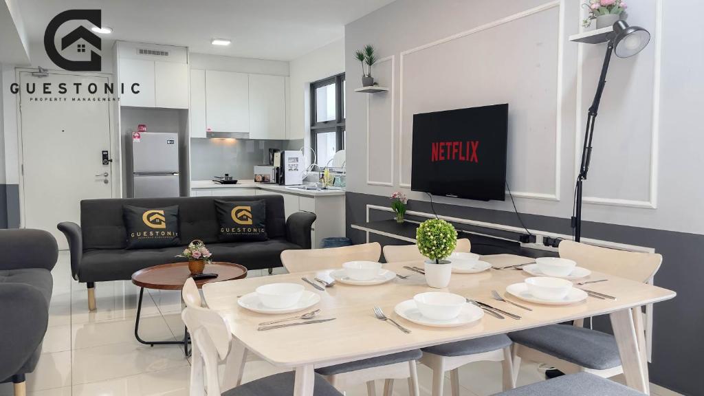 TV a/nebo společenská místnost v ubytování EkoCheras Cozy Suite by GUESTONIC